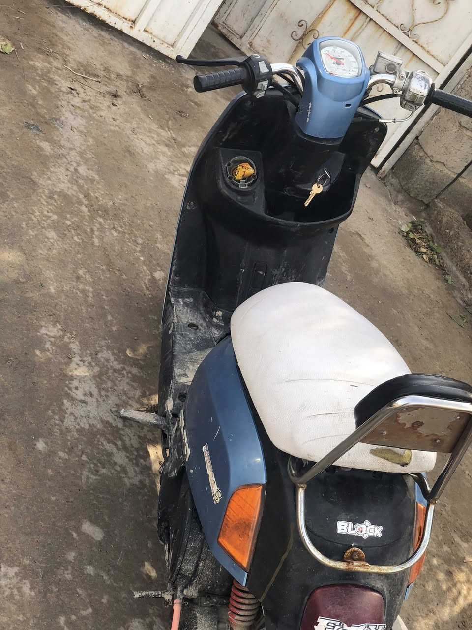 السلام عليكم بوليس للبيع موديل ٢٠٠٧
نقصه بس باتري السعر٤٠٠وبيه مجال
مكاني تقاطع القدس 
***********
