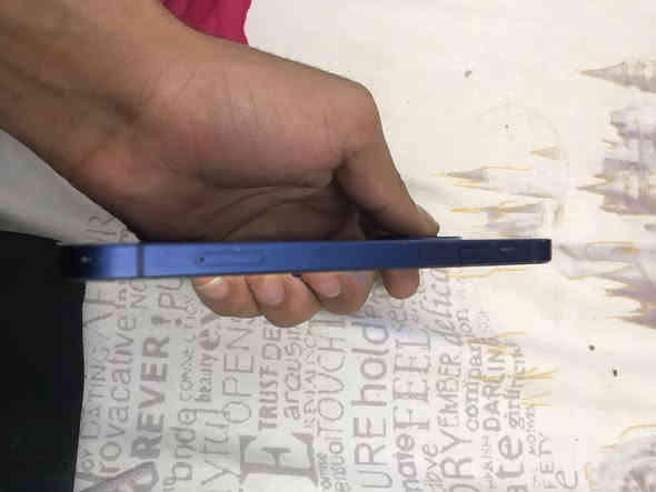 سلام عليك  آيفون 12 جهاز نضيف  ذاكرت 128  بس بدل شاشه.  السعر (225) العنوان بغداد المدينه الصدر  لارقم***********
