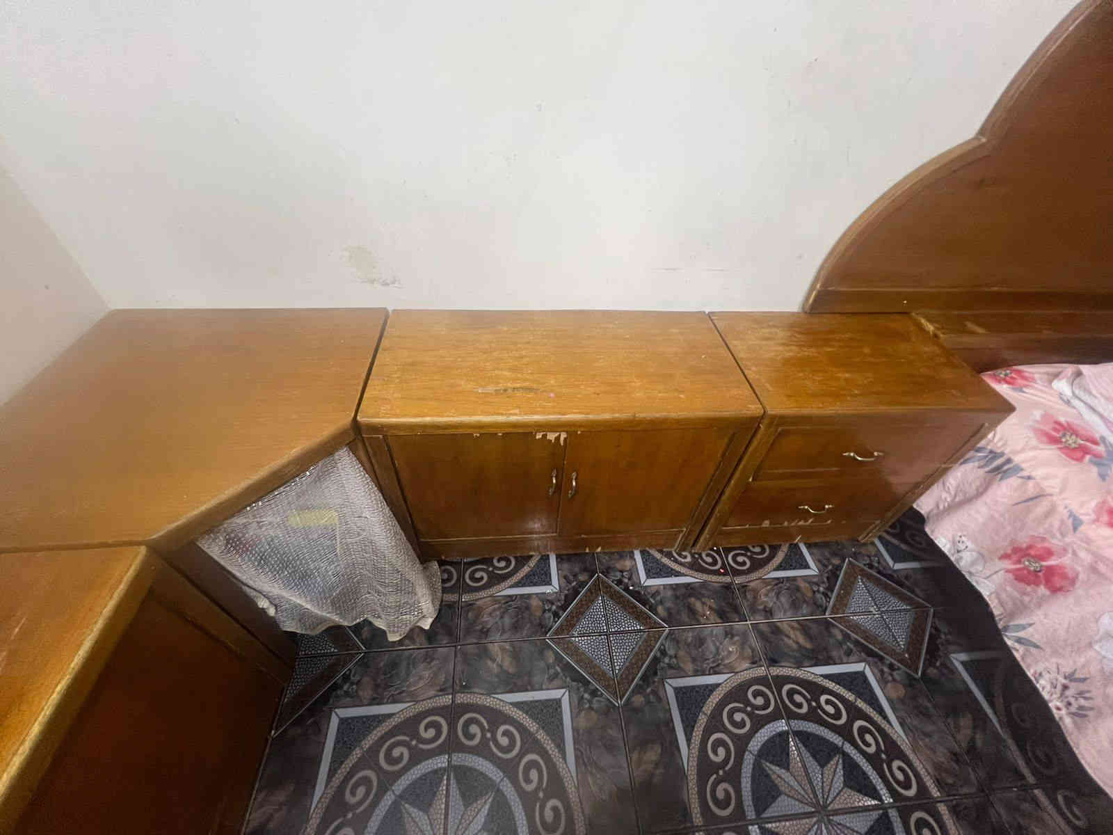 السلام عليكم 
غرفه اخشاب بس يرادلهه صبغ وشويه تعديلات مثل مموضح بالصور 
الزعفرانيه الاربع شوارع 
السعر ٦٥٠
الاتصال على الرقم الموجود ***********
