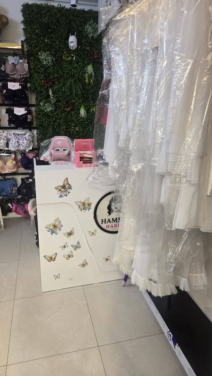 السلام عليكم
مشروع كامل ل بيع ويا البيج و اسم المحل 
 الموقع تجاري و مساحة جبيره و خير من الله 
اليحب يعرف كامل التفاصيل يتفضل وتساب  ***********
