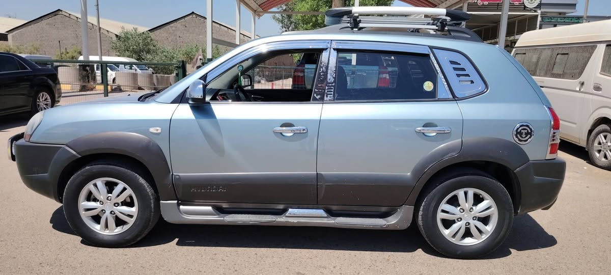 توكسان خليجي موديل 9 رقم بغداد بسمي
نكليزي تحويل ثاني يوم السياره بلادية
 مكفولات كير محرك 2000 تبريد ثلج 🥶 
صدر خير من الله تخم تاير جديد
 ادامة كاملة مسوي من فيتم بم نوزلات قوايش
تنضيف الحساساك كاملة 
 دهن كير دهن مكينة راديتر جديد ماد اخضر السياره جاهزه من كل نواحي بل عافيه على الياخذها سعار سياره 112$بي مجال حك جيتك العنوان بغداد الدورة اتصل وتدلل 
***********
السيارة ماشية ١٢١ الف جانت مضمومة
السارة بيها جاملغ السايق ونص الباب كلير اثر شخوط
