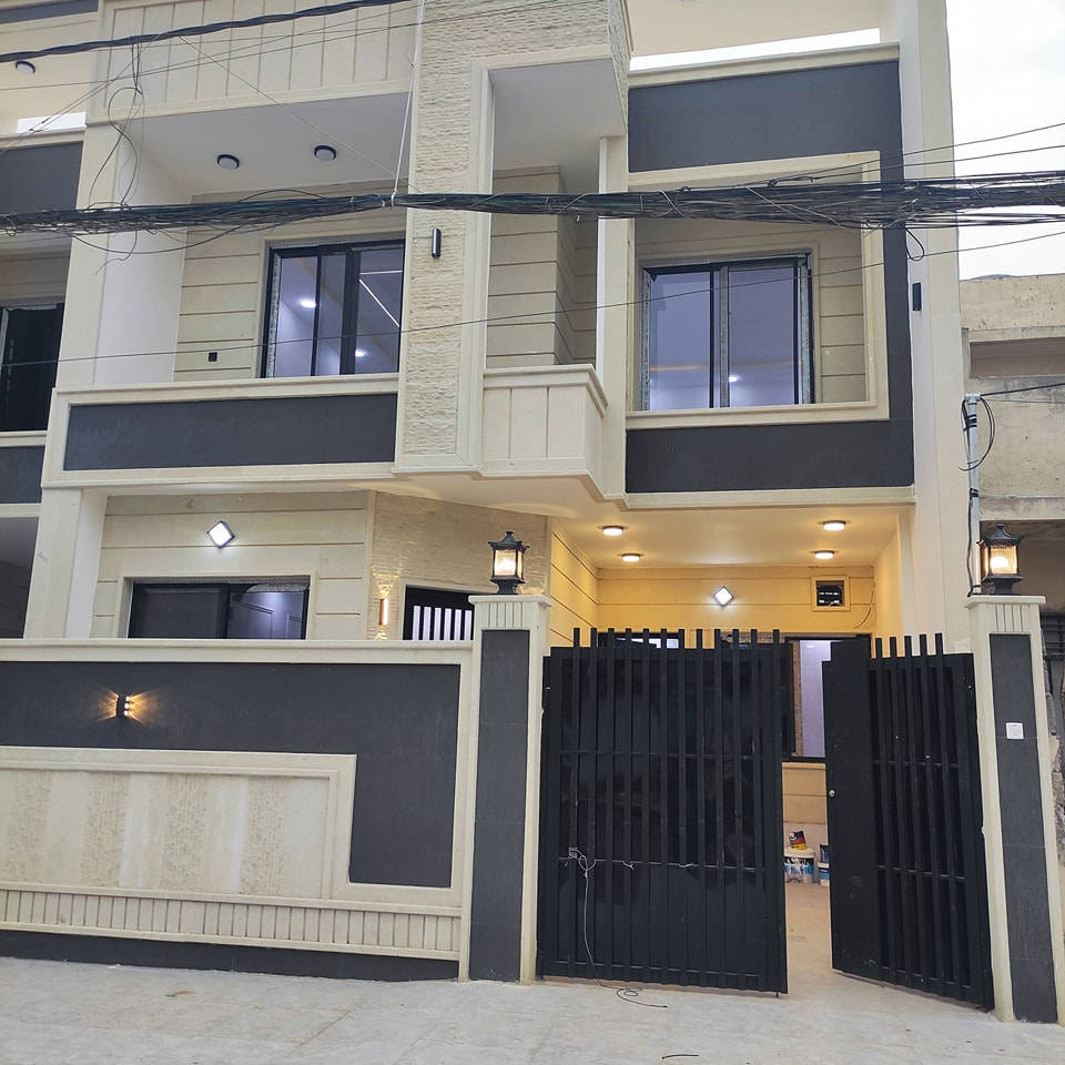 للبيع🏠🏠🏠🏠🏠🏠للبيع                                                  دارين بناء حديث زيرووو فوووول                                                موقع مميز🔥🔥🔥🔥 درجة اولى                                                                 6غرف نوم ...مطبخ حار ..مطبخ بارد  ..سقوف جبسن بورد ..نظام دكتات ...تأسيس سبالت دفن                                           المساحة 154متر  .جبهة 7.5                                                     لمزيد من التفاصيل زورو مكتب التسهيل العقاري  .حي الصديق     او  الاتصال ☎️☎️☎️ ***********.             .   ***********     .***********
