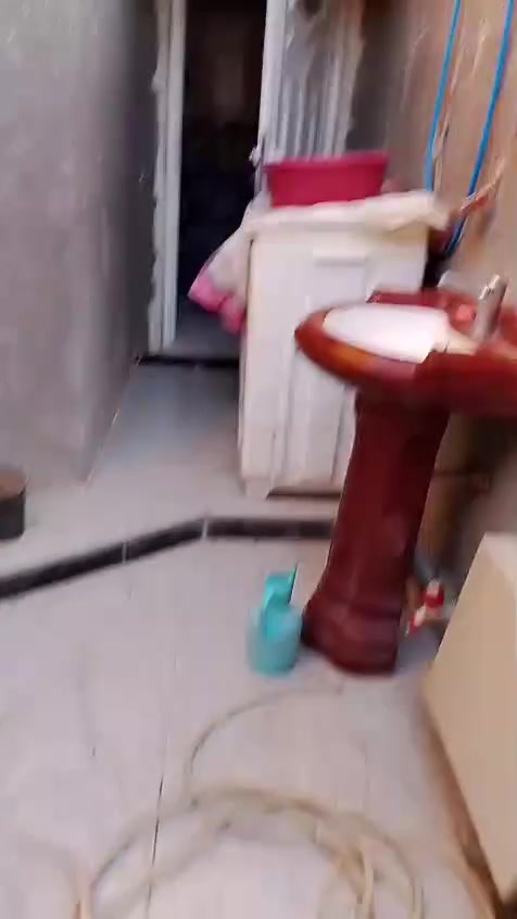 بيت للبيع المساحه 200 متر  العنوان ناصرية ناحية الزيديناوية البيت طابق واحد بنيان طابوك صب كونكريت مسلح 
 يحتوي على غرفتين وصاله ومطبخ وحمام داخلي وخارجي وديوانية واستقبال وهول ومنور ومحل وطارمة البيت بصف الركن بنيان جديد عوزة بس الدرج تطبيك سيراميك السطح شتايكر مقابيل المدرسة الصينية كلش جميع الخدمات بالشارع الأستفسار الأتصال على الرقم ***********
