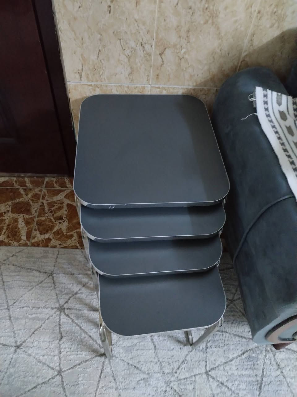 قنفات 10.اشخاص مع 6 مخدات صغيره بسعر 375 الف مع الطاولات 450 لل استفسار ***********
