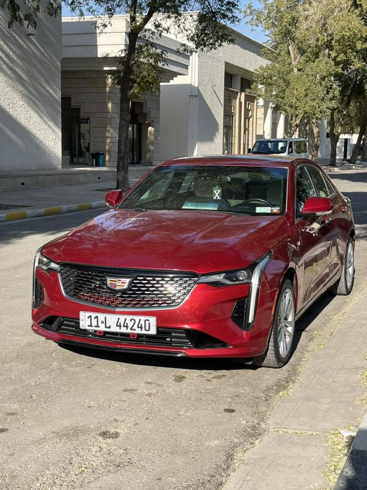 ‏ct4
مديل 2022 
السعر 22 ونص وبيها مجال
او مراوس بكامري
***********
1. 2.0 لتر Twin-Scroll Turbo
 • قوة: 237 حصان
 • عزم: 258 lb-ft (~350 نيوتن·م)
 • ناقل حركة: 8 سرعات أوتوماتيكي
 • نظام الدفع: RWD (دفع خلفي) أو AWD (دفع كلي)
 • استهلاك الوقود: ≈ 23 مدينة / 34 طريق (RWD)  ￼
 • شاشة لمس 8 بوصة Cadillac User Experience (CUE)  ￼
 • دعم Apple CarPlay و Android Auto (لاسلكيًا أو سلكيًا)  ￼
 • نظام صوتي قياسي + إمكانية ترقية نظام Bose
 • نقاط USB و بلوتوث و Wi-Fi Hotspot  ￼
 • إعدادات شخصية للسائق، ترفيه متقدم، وأحيانًا نظام ملاحة اختياري  ￼

 • تعليق مستقل 4 عجلات
 • مثبت سرعة
 • نظام قيادة ديناميكي بتحكم في وضعيات القيادة 

⸻

🪑 الراحة و الداخلية
 • مقاعد أمامية قابلة لتعديل كهربائي
 • تكييف هواء ثنائي المناطق
 • شحن لاسلكي للهواتف في بعض الإصدارات
 • فتح/قفل بدون مفتاح Keyless entry
 • إضاءة داخلية LED
 • خامات داخلية فاخرة حسب الفئ

⸻

🛡️ السلامة و مساعدات السائق

🚘 ميزات أمان قياسية أو متوفرة:
 • فرامل تلقائية للطوارئ مع كشف المشاة
 • تحذير التصادم الأمامي
 • نظام تثبيت السرعة التفاعلي Adaptive Cruise Control
 • مساعد الحفاظ على المسار
 • تحذير النقطة العمياء
 • كاميرا خلفية + حساسات ركن

 • Teen Driver system للتحكم في السائقين الجدد
