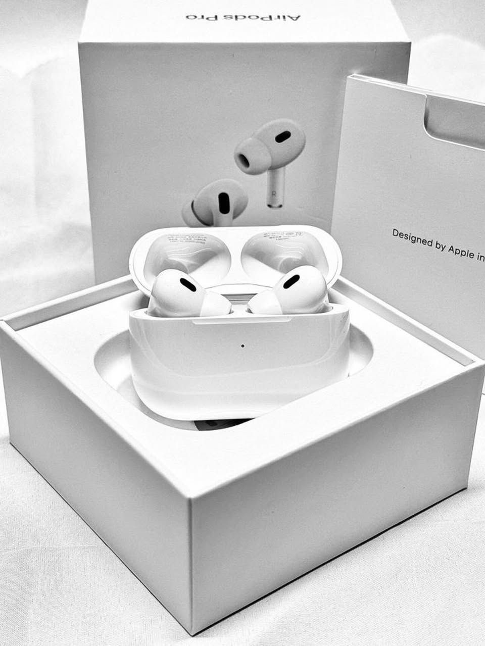 سماعات AirPods
اصلي جاي تنباع 250 حط سعر باليرضي الله وبالعافي 

المواصفات التقنية
اضغط على مستشعر الضغط مرة واحدة للرد أو كتم صوتك أو إلغاء كتمه أثناء المكالمات، واضغط مرتين لإنهاء مكالمة

AirPods وعلبة الشحن مقاومتان للعرق والماء

علبة شحن لايتننغ أو علبة شحن MagSafe

مدة استماع تصل لغاية 6 ساعات

مدة استماع إجمالية تصل لغاية 30 ساعة

إعداد سهل، وميزة استشعار السماعات داخل الأذن، وتبديل سلس بين الأجهزة

مشاركة الصوت بين زوجين من سماعات AirPods على iPhone أو iPad أو iPod touch أو Apple TV‏

ميزة تحديد الموقع مع العرض عن قرب لسماعات AirPods

 
ميزة الصوت المكاني المخصص مع خاصية التتبع الديناميكي للرأس لتستمتع بصوت يأتيك من كل صوب


**إذا كنت صاحب هذا الإعلان وتريد حذفه لأي سبب، رجاءا أرسل رسالة إلى الدعم الفني**