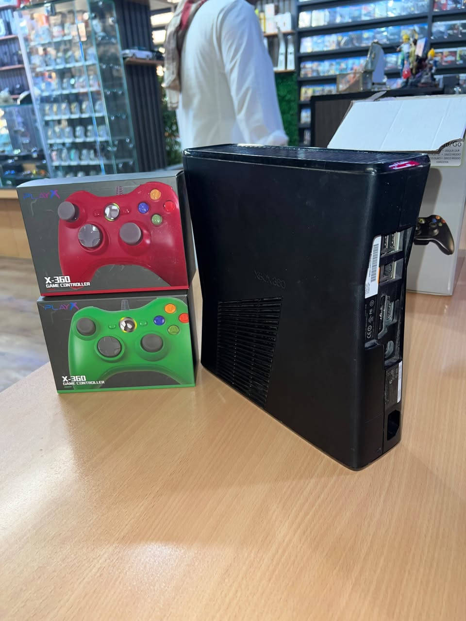 للبيع XBOX360
جهاز نضيف أستخدام قليل 
غير مهكر 
ويا جويستكات 2 جديدات غير مستخدمات 
ويا قرص CALL OF DUTY BLACK OPS 2
هارد 250GB
سعر 95 بي مجال 
رقم التواصل ***********
مكان الخمسة كيلو
