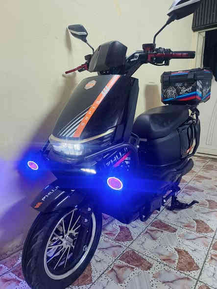السلام عليكم للبيع دراجه شحن سكنس فضائي الدراجه جديده شخط واحد مابيها تعل وفحص مكفوله كفاله عامه صار اقل الشهر من مشتريها تجي فول مواصفات وصل المعرض موجود
تجي شاشه اعطال تكشف عطل الدراجه
بريك امامي خلفي دس هايدروليك
حساس امامي خلفي
سستم صوت فلاش +رام + بلوتوث+ راديو 
لايت عالي ناصي زنون
بك لايت لد LED
دبل اشارع ليزي
نضام Rالرجوع الى الخلف
شاحنه موبايل
ملف 2500
شاحنه كبيره رقميه تدعم الشحن السيع ولطفاء عند امتلاء البطاريه
سرعه الدراجه 110 حقيقي 100
تجي 6 بطاريات مصطره الحجم الكبير 40 انبير
تايرات امامي خلفي جبيلي الحجم الكبير 
ويل كب
درع 380 درجه لحمايه الدراجه + طلاعات جانبيه
مساحه تخوين واسعه
تجي بصمتين علمن الدراجه بصمه مو سويج 
الشراي يتفضل خاص او التصال عله الرقم *********** متوفر واتساب مكان الدراجه ساحت عدن السعر 950 او بي مجال
