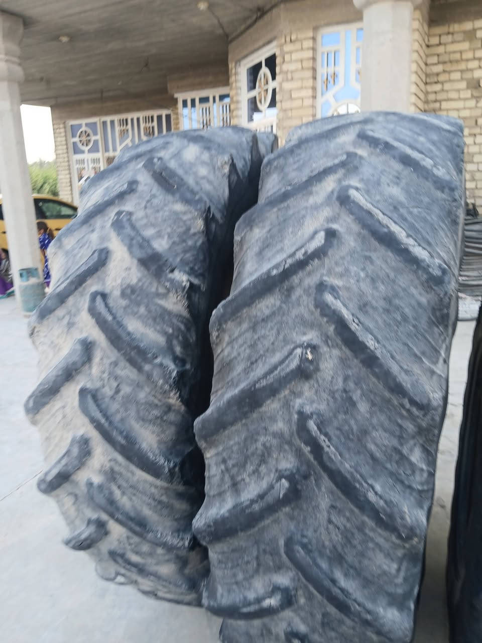 سلام عليكم للبيع تايرات مستعمل انضاف   ل خلفي حجم 38 على 18 ل أمامي حجم 28 مكان بغداد
***********
