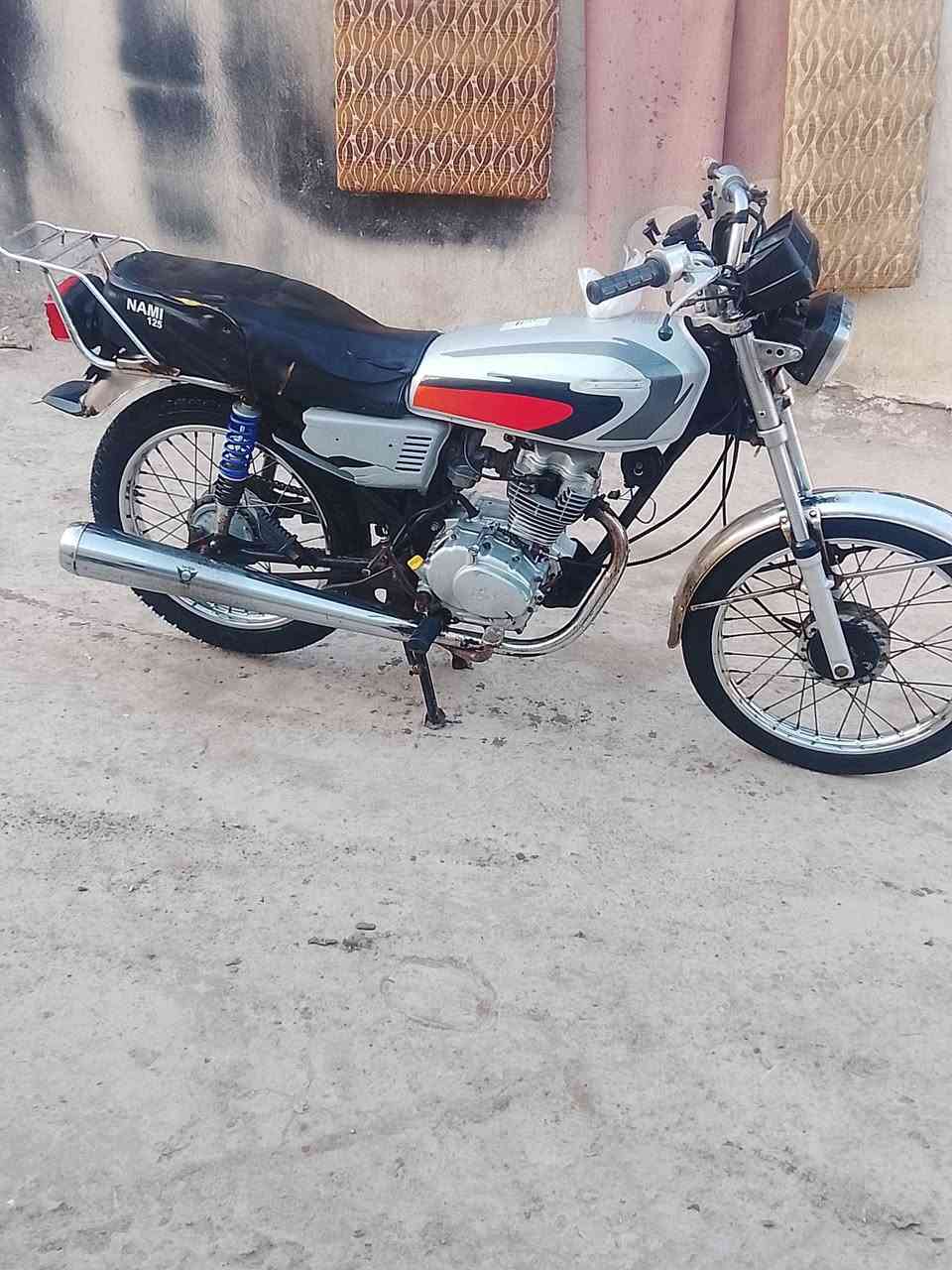 السلام عليكم 
جوه السوك 
دراجه ايراني ادوات ادوات و بل اضافه الى اوراق يعني تكدر ترمز و تمشي اوراق طبيعي و تترقم  
نضيفه كلش مكينه نشطه 
مكاني البصره ابو الخصيب عويسيان 
السعر 350و الوراق 50 يعني المجموع 400 
رقم الهاتف ***********
