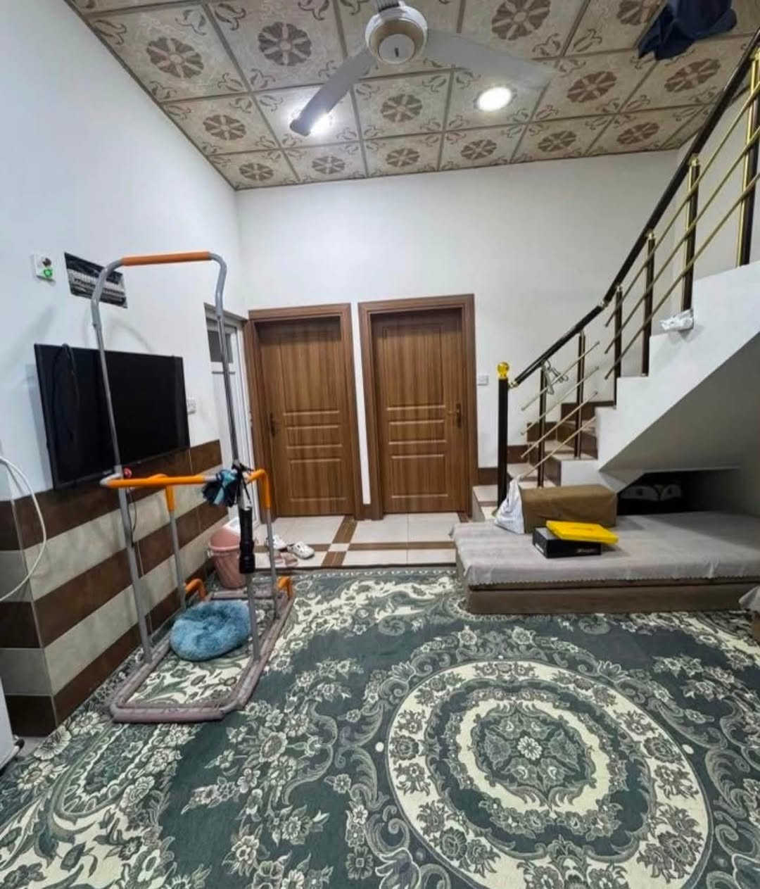 ⁨	دار للبيع بناء نظيف جداً طابقين يطل على شارع عريض 20 متر
المساحة :(126)مترمربع

الواجهة :(6.5) متر 

الموقع : طريق بغداد - حي المعلمين قريب من جامع عبد العزيز البياتي 📍

يتكون الطابق الاول من غرفتين نوم وهول ومطبخ وصحيات وكراج الطابق الثاني يتكون من غرفة نوم وهول وصحيات 

السعر : 182 مليون وقابل للتفاوض 

🟨  لـلاستفسـار  يمكنكم مراسلة الصـفحة 

ونـتشـرف بزيارتكم #عقارات_أمــلاك 

العنوان:  كـركـوك  شـارع القدس مجاور Box  cofe  مقـابل افران الحياة 📍

 للاستفسار اتصال أو واتساب:

📞  ***********

📞 ***********⁩⁩⁩⁩⁩⁩⁩⁩⁩⁩

Facebook : أملاك للعقار 

instagram : amlak_real_estate96⁩

