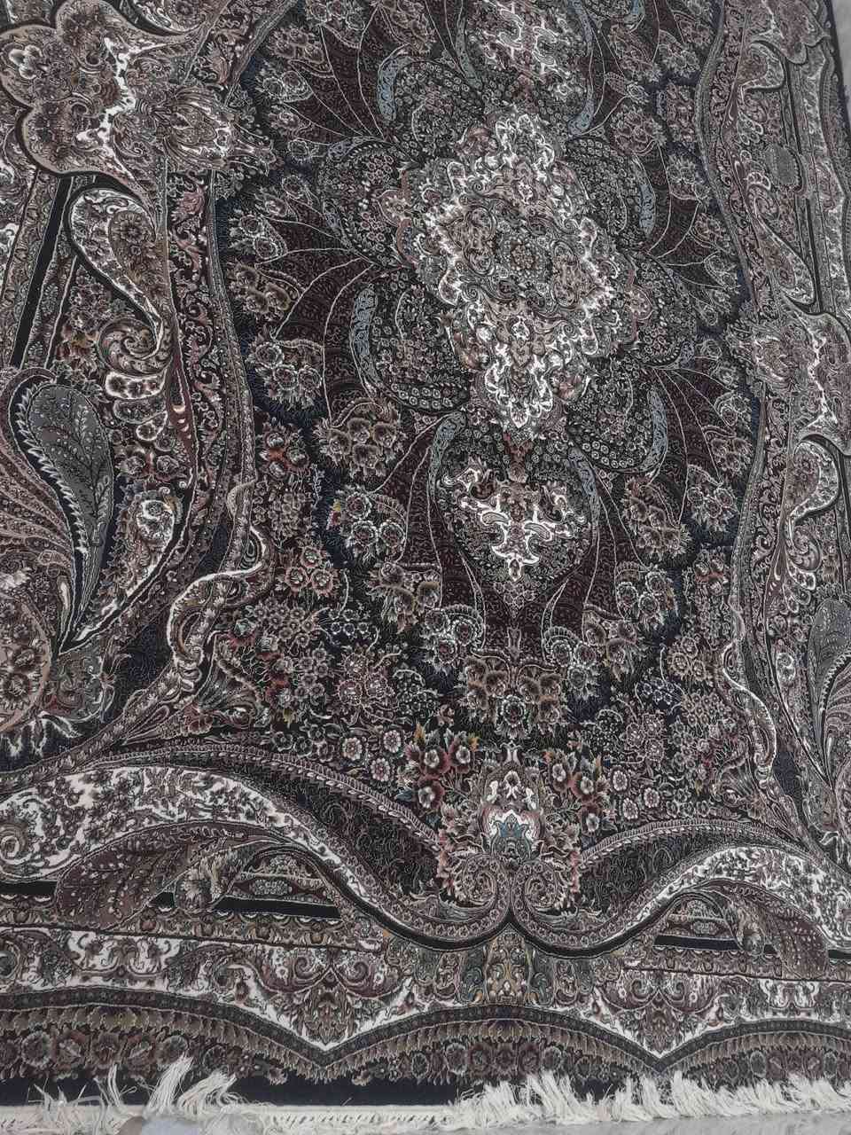 فەرش 700 شانە ئێرانی
لۆک و بێ کێشەیە هیچ دڕاوێکی نییە مانگێک ناوی کڕیومانە
5 مەتر درێژە 2.5 پانە 
***********
250 هەزار و مامەڵە
