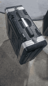 مجموعه. صوتيه. في  حقيبه واحده مضخم طاقه. احترافي مزود بمعادل. مزدوج. من ياماها. ياباني يحتوي. على. ضواغط ومحددات وموسعات  مدمجه يحتوي. على. مداخلات ومخارجات. مستقله لكل قناة مكاني. سماوه. باله استرالي. ***********. السعر. 600 دولار.
