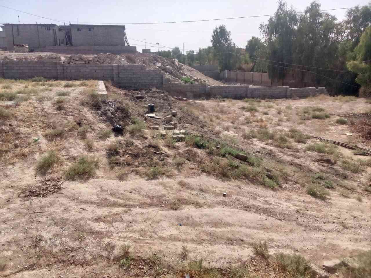 السلام عليكم للبيع قطعة ارض مع تكعيبة مدفونه العنوان تل الماجد 
استفسار اكثر اتصل ***********
