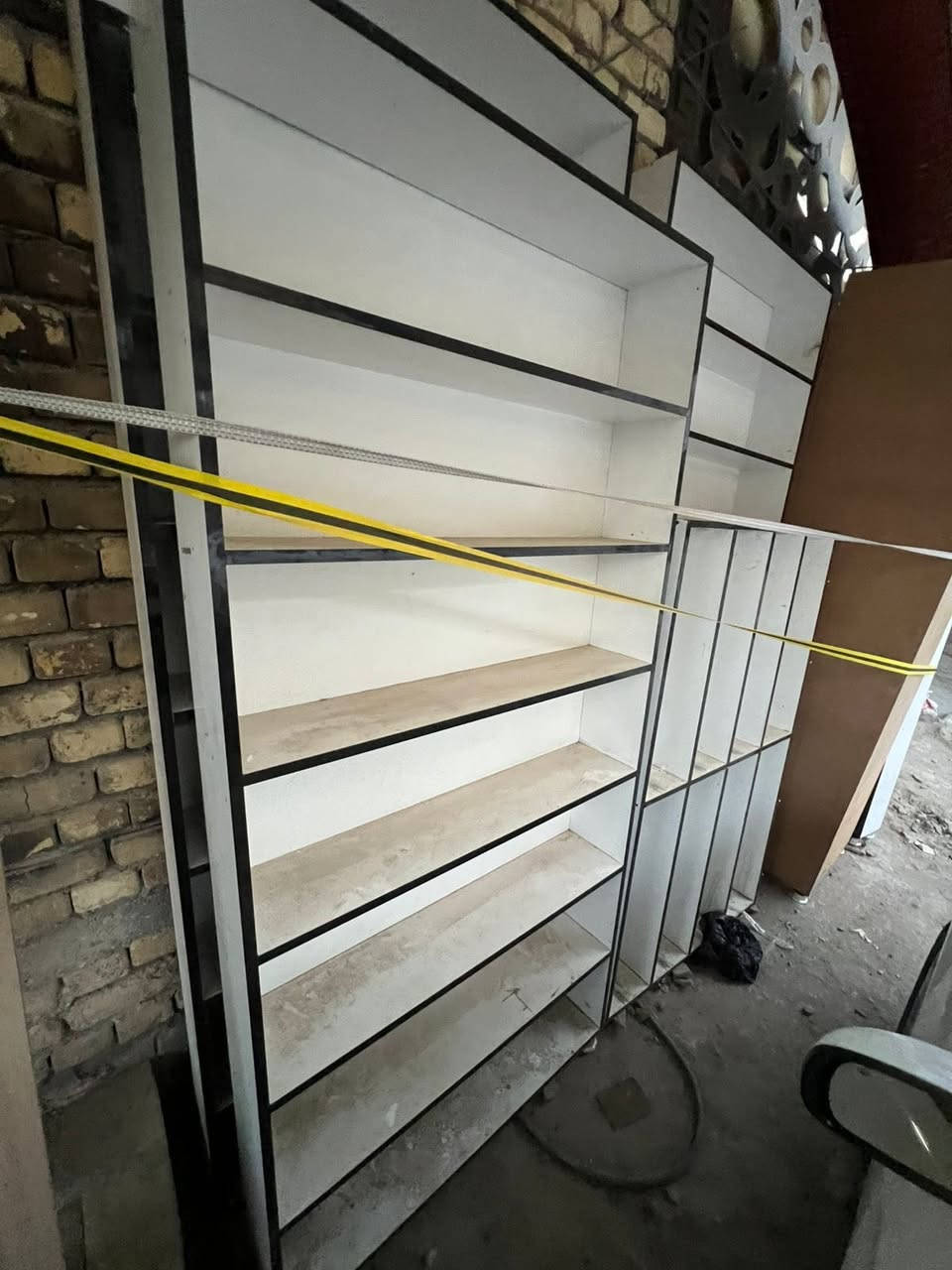 السلام عليكم رفوف محل كامله للبيع جدد استخدام قليل قيم وخذ رقم التلفون ***********
