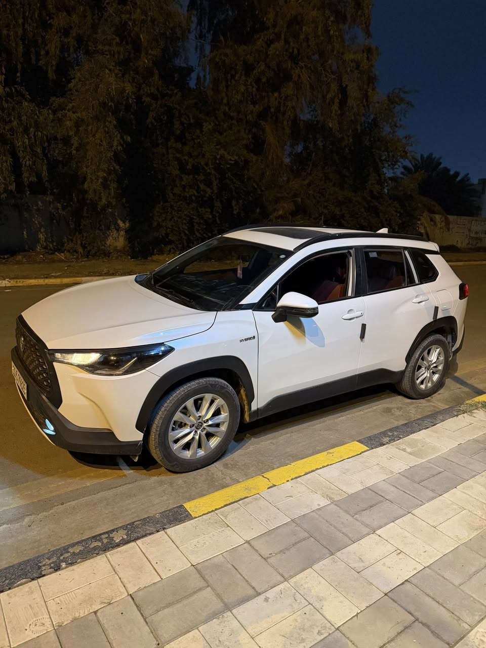 السلام عليكم
كورلا كروس ساس 2023 هايبرد 
السياره مواصفات فول تجي 
فتحه سقف 
بصمه تشغيل 
نقطه عمياء 
تحديد مسار 
المواصفات المعروفه مال ساس 
السياره جديده كلش استعمال شخصي 
ماشيه 15 الف كيلمتر 
السياره صار بيها صبغ شويه من البابتين عكس السايق بدون معجون بدون تبديل شرط صبغ اثر شخوط بس 
مكانها: بغداد العامريه 
السعر : 205 وبيها مجال 
الرقم: ***********
