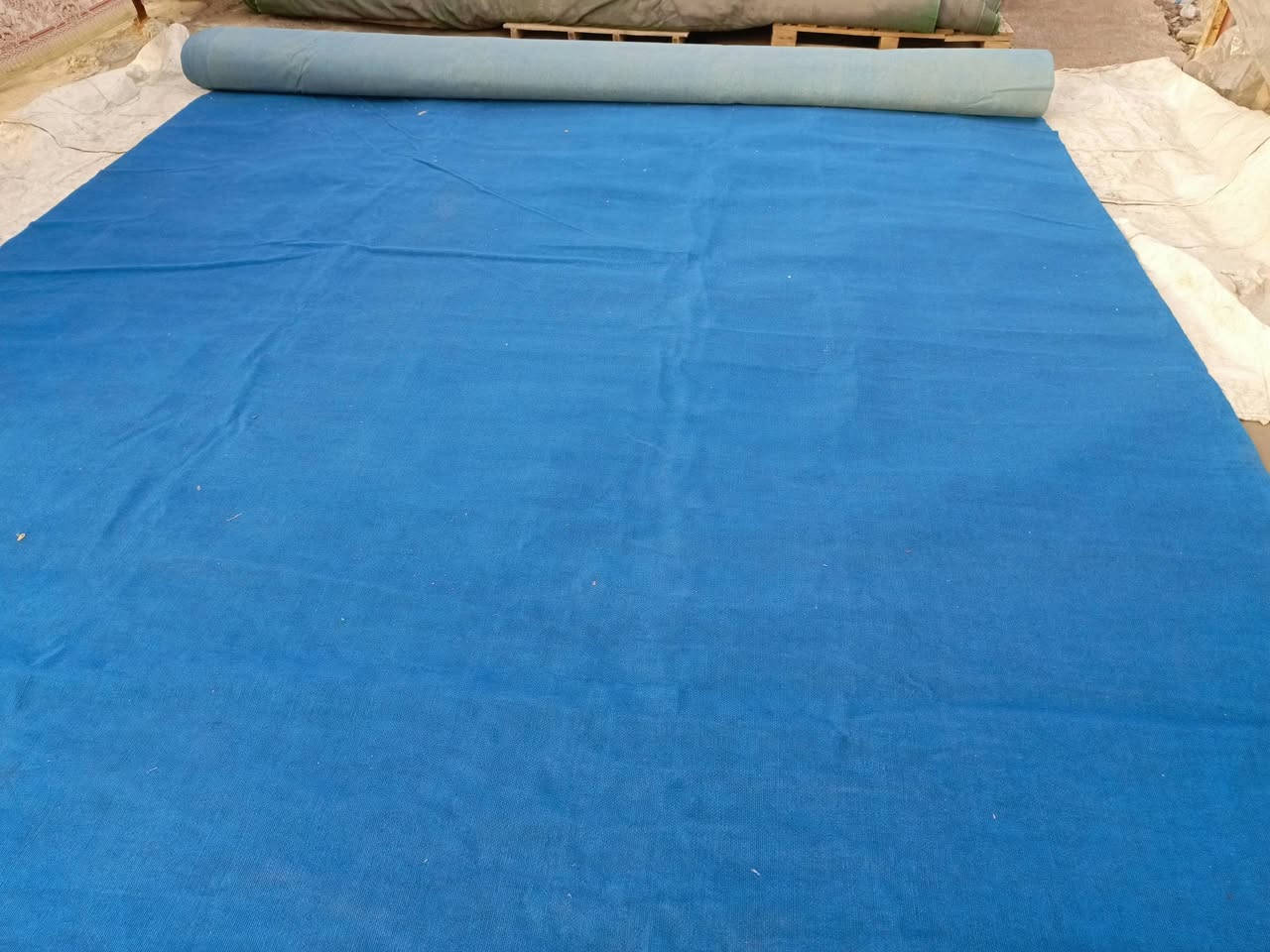 يوجد لدينا كمبار ايراني مستعمل نضافة ١٠٠/٩٠ السعر المتر المربع ١٠٠٠  العنوان موصل باب شمس سوق المحافير مقابل محلات هيوا للموكيت والسجاد  للاتصال ***********
