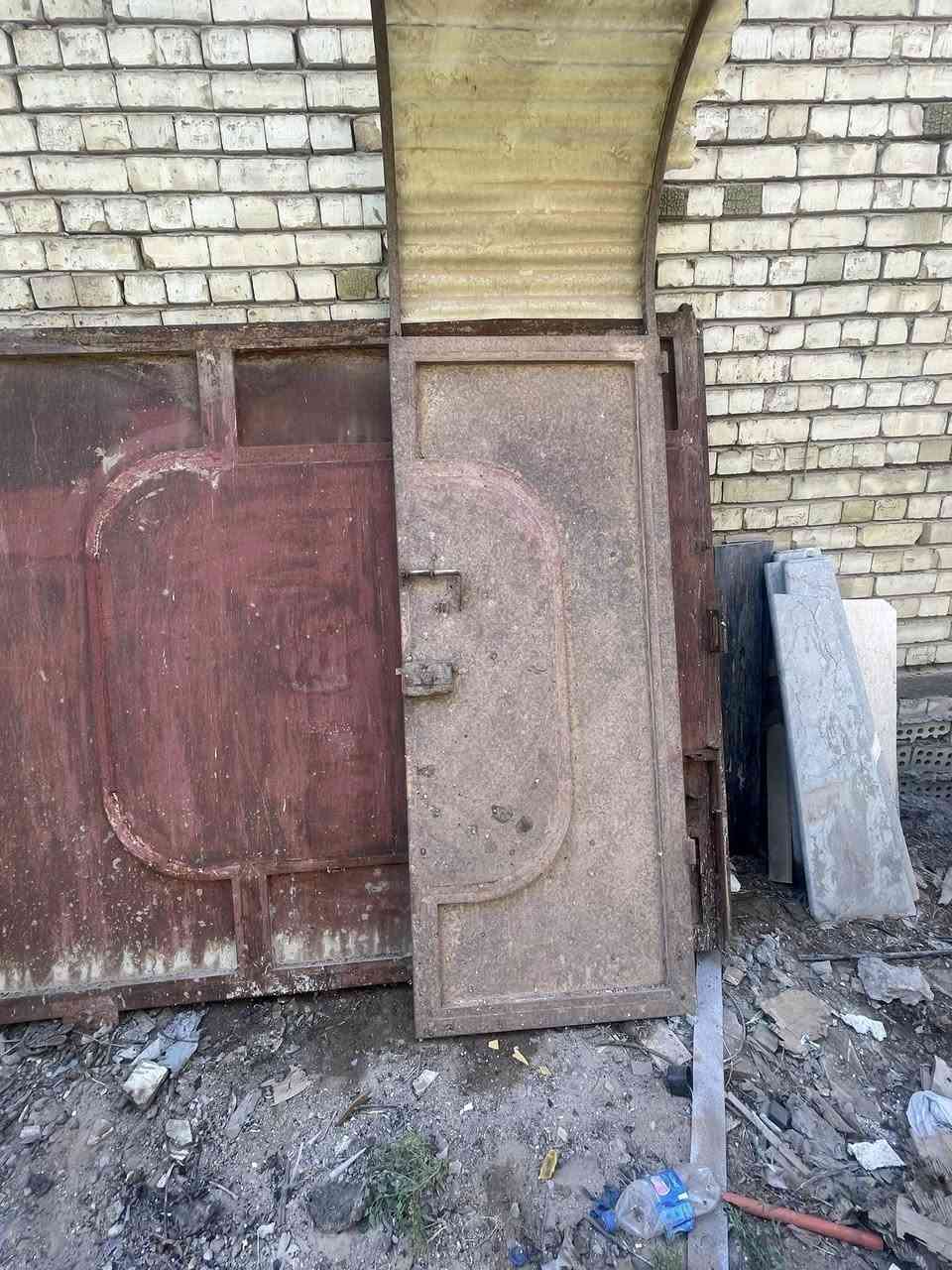 سلام عليكم باب مستعمل سلايت وطلاكه 3 متر حديد ثقيل السعر 100 الف نهايتها 
***********

