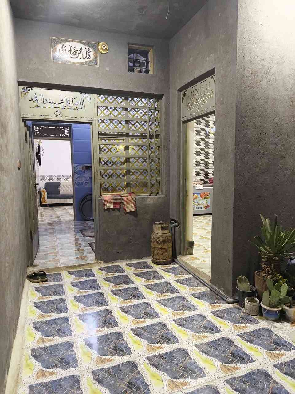 السلام عليكم دار للبيع المساحه 100 متر الموقع طريق العويسات قرب سيد جواد يبعد عن الشارع 200 متر بناء طابوق صب كونكريت السعر 45 وبي مجال/***********
