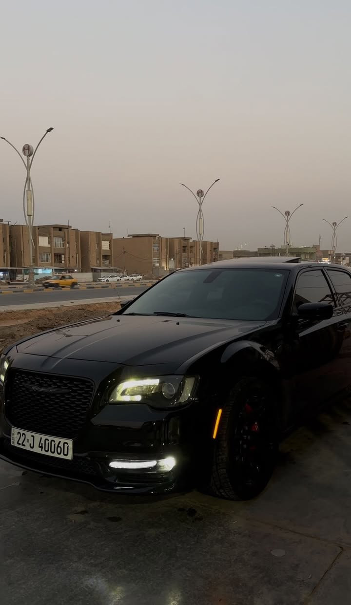 السلام عليكم 
اوباما كرايسلر ٢٠١٦
موصفات s
بنوراما
تحكم ستيرن
بصمة
كشنات جلد
لايت زينون اصلي
السيارة وارد كندي
باب العبري صبغ فقط
السعر١٩٥ 
***********
