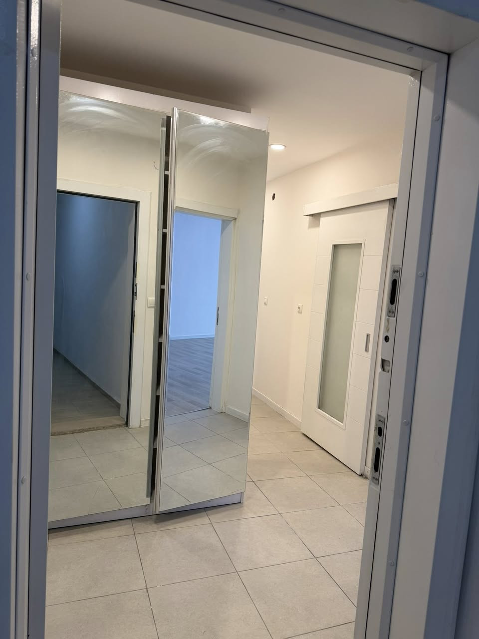 السلام عليكم 
شقة حجم صغير ١٢٩ م للايجار موقعها حي العدل مجمع اليمامة السكني - زون A الطوابق العليا.

تفاصيل الشقة:
٢ غرفة نوم ( كبيرة ماستر + صغيره ) 
٢ حمام
صالة
مطبخ
مخزن - غرفة غسيل
بالكونه
سبالت عدد ٣ 
سخان ماء كبير
ساحبة ( مرشحة هواء )

تفاصيل المجمع:
كهرباء وطنية ( خصخصه ) بالاضافه للمولدات الاحتياط
غاز مركزي او تكدر تستخدم قناني
انترنت فايبر ( الوطني )
حدائق و العاب ترفيه للاطفال
مصاعد
سيكيورتي و كامرات
مواقف سيارات
منظومة اطفاء الحرائق

الايجار 850 دولار للشهر الواحد 
تكون الدفعات مقدما كل (٦) اشهر.
للاستفسار 
***********
