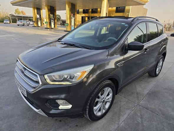 فۆرد ئیسکەیپ 2017
مەینە 15 و تۆربۆ  گئڕو مەکینەی بەشەرت سپانەی بەرنەکەوتوە
زۆر جوان و خاوئن ، تەنها دوپارچەی سبوغە بئ ناوگرتن.
فول مۆسەفات 
پانۆڕاماو  شاشە گەورەو کوشن جڵد و هیتەر و ڕادار سنودوق شەفەت کۆدی دەرگاو لیدو  زۆر مۆسەفاتی تر.
شوئن ڕانیە
نرخی 113 گەلا 
ژمارە موبایل: *********** رانية
