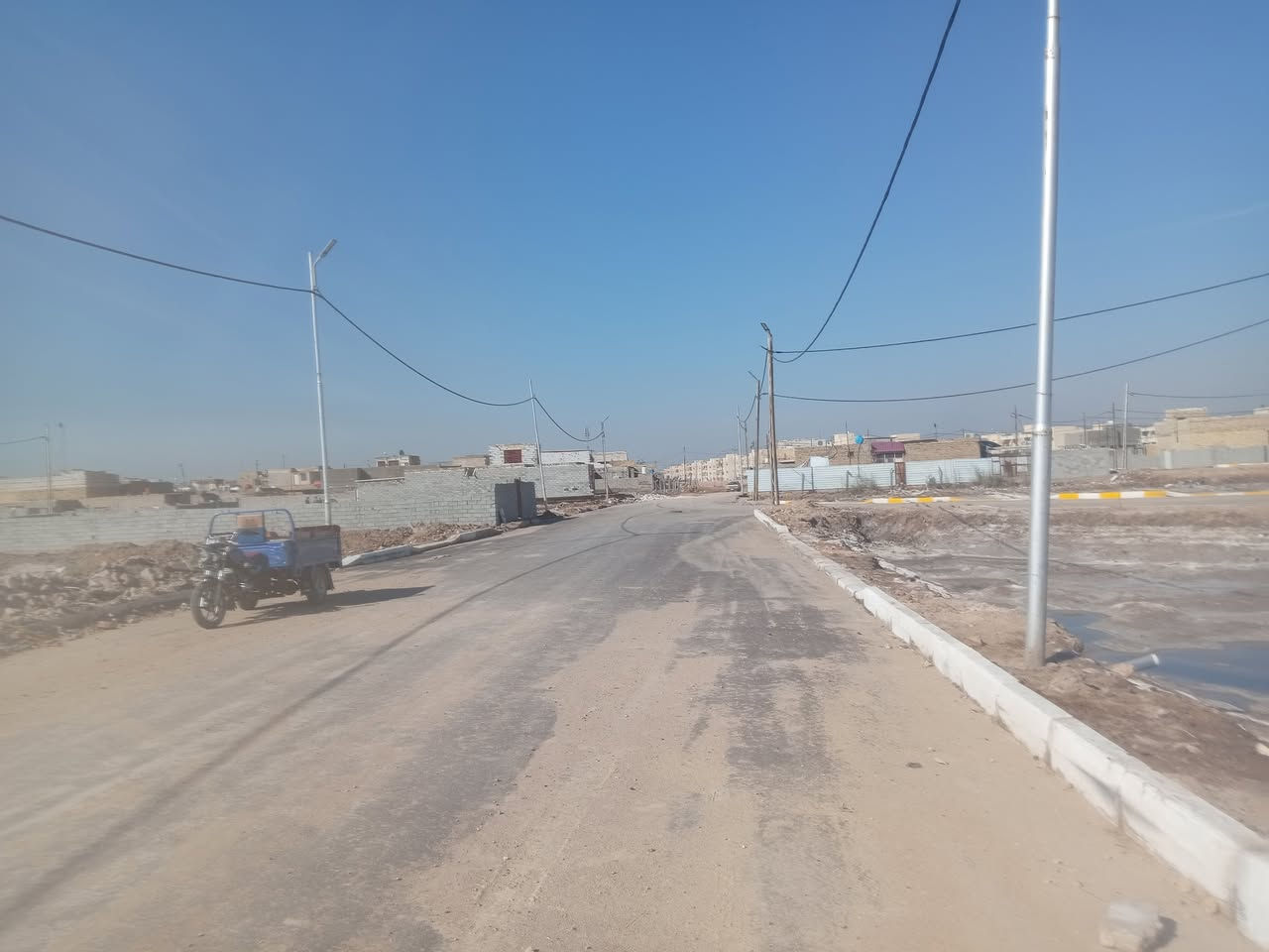 السلام عليكم اخوان عرصة للبيع ٢٠٠ متر سند ٢٥ مداور ثاني يوم كافة الخدمات ماء مجاري كهربائ ارصفة تبليط عنوان الزيتون عرصات حجي عزير تواصل خاص او *********** بي واتساب
