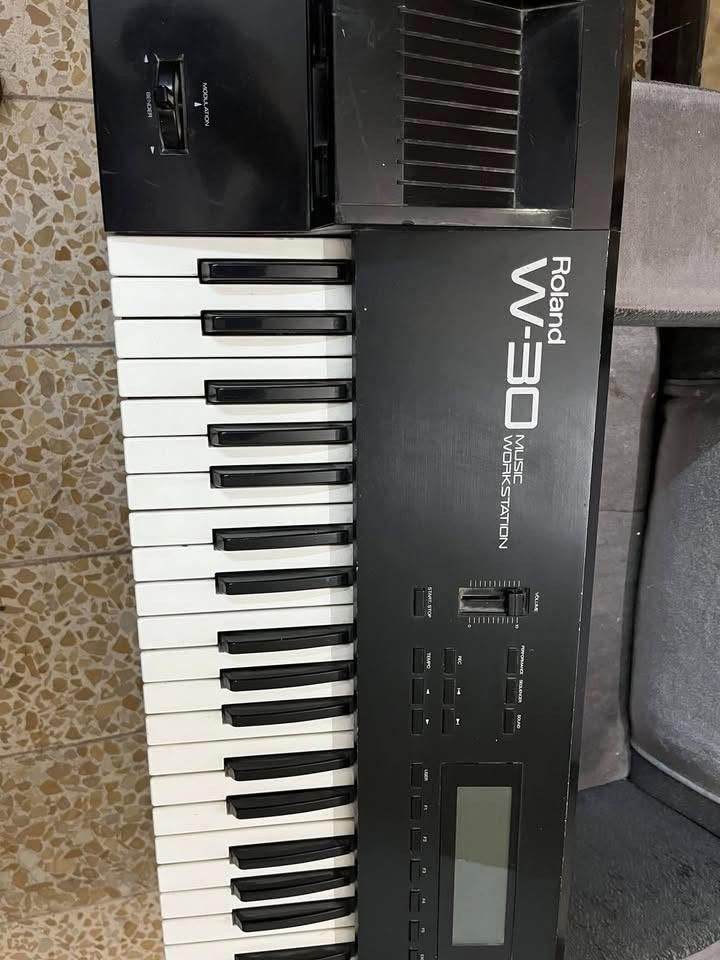 الى اصحاب الخبره والعازفين الكبار 
Roland W-30
للبيع بسعر مناسب 
الجهاز لا يحتوي على فلوبي التشغيل
وتسب ***********
#Roland_w30
