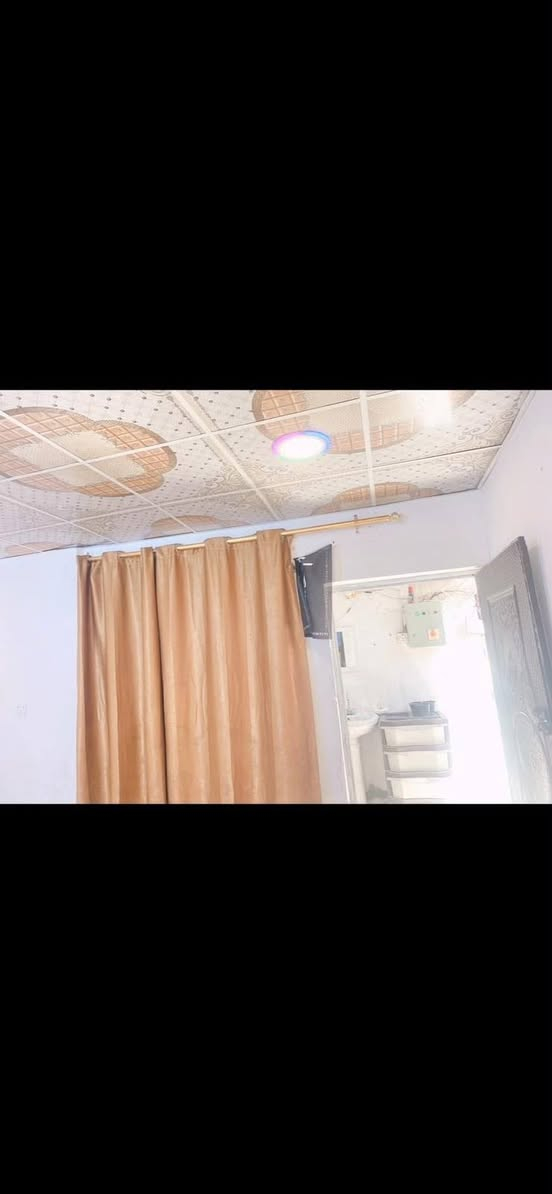 بيت تجاوز مشمول بلتطويب للبيع مساحه 70 متر الزعفرانيه شارع الزوراء مقابيل شركة الزوراء  البيت كلش مرتب استقبال وغرفه وحمام خارجي وحمام داخلي ومطبخ ومنور السقف سندويش وكله سقوف ثانويه والارضيه بورسلين رايده 14 قفله 13 للاستفسار اتصل *********** بيت متعوب عليه ونظيف ومرتب
