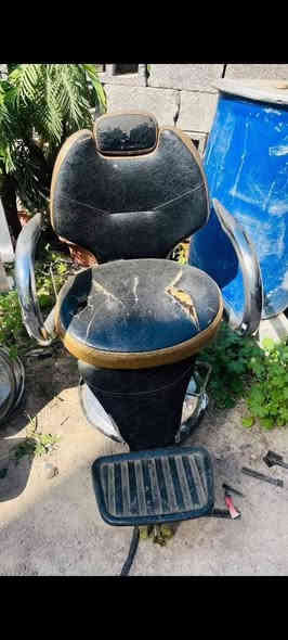 غراض حلاقة للبيع بسعر مناسب 

عارضه mdf صاج 55 الف 
قنفة صاج قماش وتر ضد مي ب45 الف 
كرسي حلاقة جك عاطل سعر 40 الف 

غرفه تنظيف كامله :
• جهاز هايدروا فشل 
• جهاز بخار حار بارد 
• سدية متحركة جك ظهر وقدم 
• مرايا صاج ابيض مع أناره داخليه 
• عربانه 6 طوابق مستلزمات تنظيف 
#مستلزمات تنظيف هديه وصور حلاقة 2 وياهم هديه 
#بسعر 375 الف 

***********  مكاني ديالى  ( قريب ع بوابه بغداد  ) 
ورة حسينيه مال راشدية
