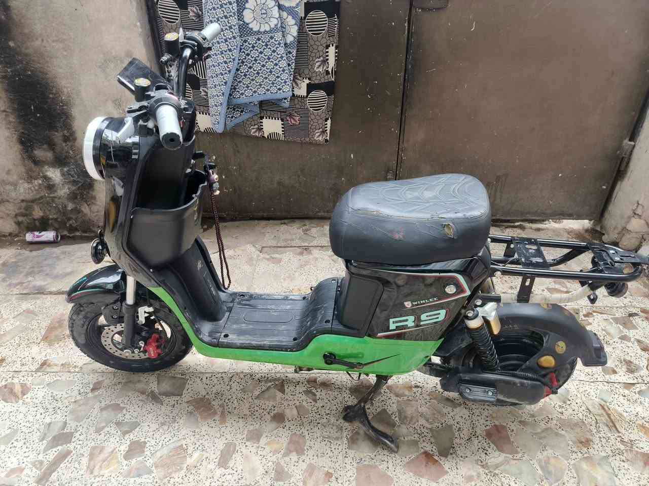 سلام عليكم دراجه للبيع R9 كهربائيات كله شغاله بي اشاير بس بطاريات ولي جدد صارلي 20يوم من اخذته شاشه شغاله شلعه تشك الشارع العنوان بغداد الشعله دوانم شارع افران الضياء السعر350 وبيها مجال للطيبين الرقم *********** متواجد واتساب
