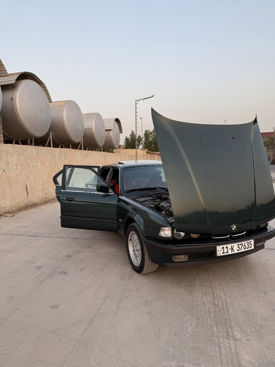 السعر 55 قفل
BMW 735i 
موديل 1991
مكينه 3.5 مفتوح شرط المكينه لا تنقيص ولا تبخير والكير كفاله تجي تفحص وتشوف 
رقم بغداد بسمي سنوية 27 هزه 25 اخوان السيارة بسمي لا بسم صديقي ولا بسم جيراني بسمي تحويل مباشر 
سلايت طكتين 
كشن كهرباء 
تدفئة كشنات
جام اربعه كهرباء كله شغال شرط 
داخل صاج 
كهربائيات كلها شغاله شرط
سنتر لوك بلادي بالسويج اربع بوب و الجنطه و قبق البانزين كله يقفل
تحويلات سبورت و ايكو و عادي كلها شغاله 
ويل كب 5
صدر امامي خلفي جديد 
باتري اليوم شاده بالكارتون 
لايت فول  
تبريد شرط ثلج 
مسجل بلاتوث سستم سماعات فول
سياره مكفوله من الضربه فقط صبغ جماليه
مكان السيارة واسط الزبيدية جاهزه للاخير كلشي شغال
***********
***********
