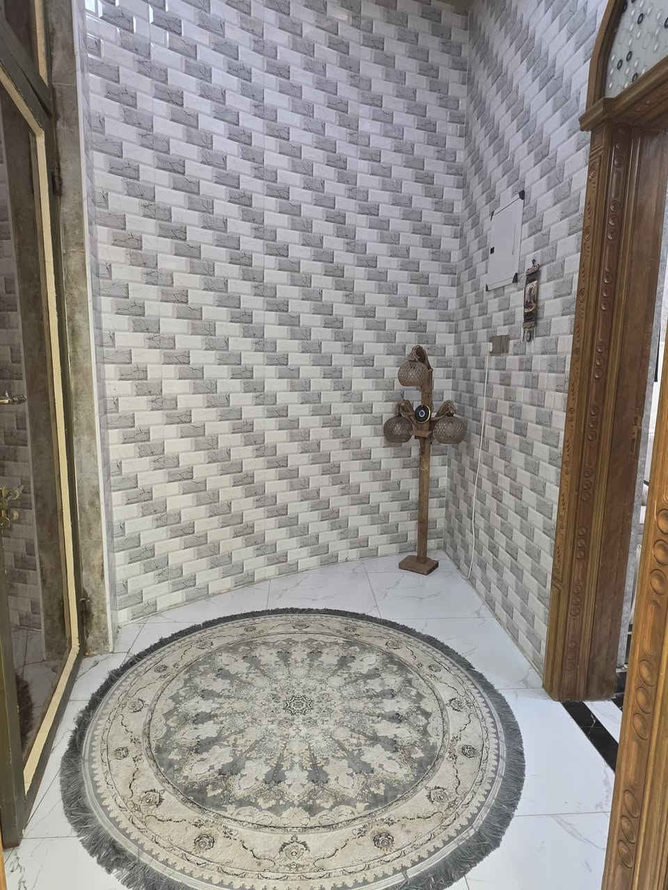 ☎️***********☎️
السلام عليكم واسعد الله اوقاتكم

يتوفر بيت للبيع  
مساحه 380 م 
بناء درجة اولى 
بناء طابوك 

#طابو ملك صرف زراعي عراقي وكاله ونسخه من الطابو  ولملاك موجود حي يرزق

مساحة البناء 280م
 
يحتوي البيت على 
غرف نوم عدد 2
ديوان 10 في 5
مطبخ بارد
مطبخ حار
صاله 
صحيات داخلي وخارجي
الطابق الثاني 
يحتوي على 
غرف نوم عدد 4 نضام سويد 
صاله 
كراج سياره 
وحديقه مرتبه 
 البيت بي مساحه ترك خلف البيت
 كلشي  منطقه هدوئ ومتوفر بيها جميع  
 الخدمات ماء كهرباء مدارس قريبه 
البيت فارق وجاهز للسكن 
البيت يقع على شارع 10م  اناره الشارع كله

#العنوان : بصره 
أم النعاج مقابيل حي بغداد 
قريب على شارع صناعيه حمدان 
مسافه 300 م عن شارع الصناعية 
((السعر 400 مع الاثاث وبي مجال))
هاتف ☎️***********☎️
