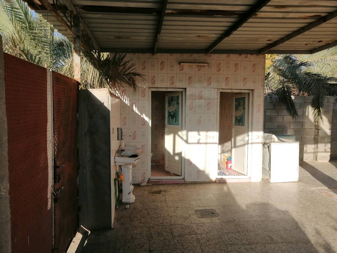 بيت للبيع المساحه ٦٥٠ البناء ٢٦٠ يتكون من ٣غرف ٤في ٥ وديوان ٤ ب٧ واستقبال ٤ب٥ موزع ٤ب٦ مطبخ ٤ب٥ صحيات داخلية وخارجيه وكراج ٥ب٦ حديقه بيها ٦نخلات ٣برحي احمر بريمه ١ وجوزي ١وسايره١ حمالات و١٢سدرة امريكي حمالات البيت مسيج البناء بلوك مع رباط والسقف كونكريت مسلح بالاضافه بيه غرفتين خارجيات غرفة ٥ب٨ وغرفه ٤ب٨سقفهن سندويج السعر ٨٠ مليون العنوان الهوير منطقة الخاص نزلة الهنبوش للعلم التبليط واصل لباب البيت نقال ***********