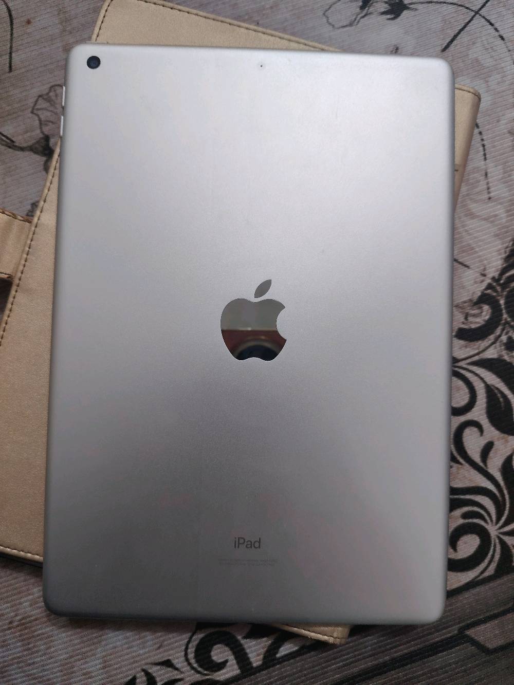 ايباد 9 نضيف ذاكره 64 نضيف مع كالمل ملحقاته سعر 300 وبي مجال لمكان بغداد العبيدي لشراي يجي واتساب فقط ***********