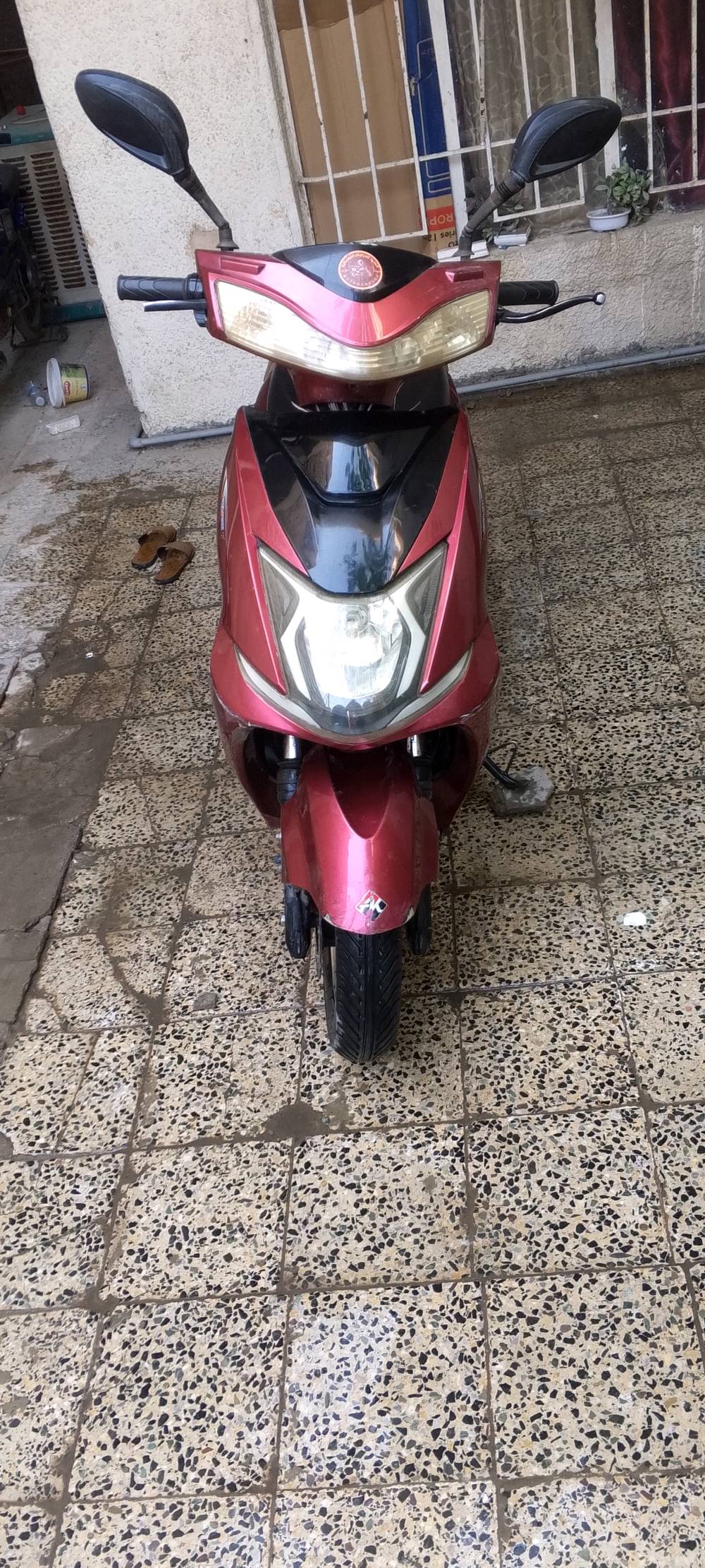 السلام عليكم دراجه حمرة للبيع كاملة مكملة بس كفراتها تعبانه السعر 600 والزكه كلشي مابيها ب 235 وبيهن مجال  العنوان بغداد شرطه الخامسة سويب 