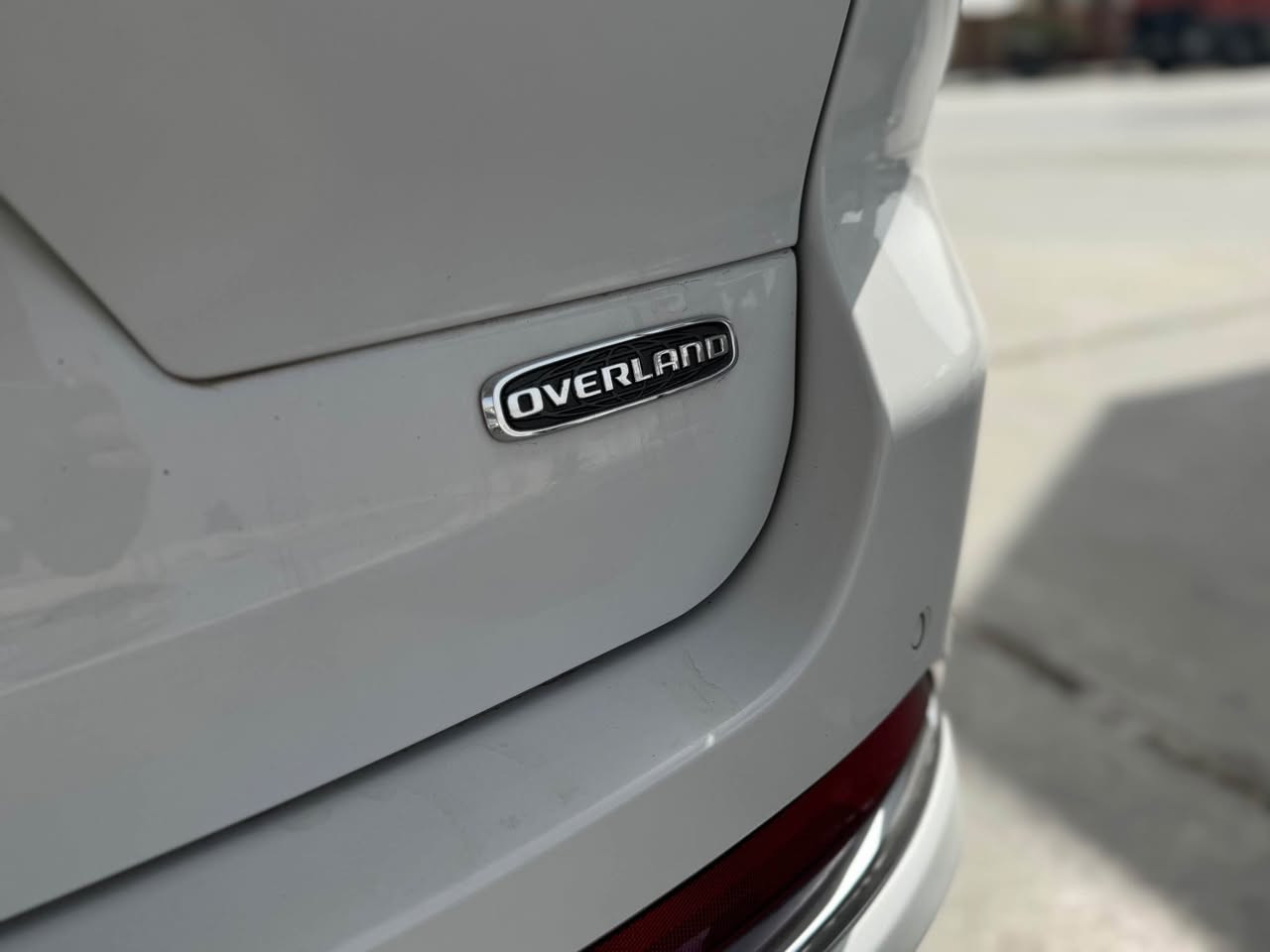 جيب كراند شيروكي اوفرلاند L .
الموديل : 2022  . 
‎المحرك : 5700 - V8  . 
‎العداد :   ( 52 الف ميل )

‎المواصفات :
‎* دفع رباعي 4x4 . 
‎* نظام تعليق هوائي (جكات). 
‎* قيادة ذاتية عند المنعطفات. 
‎* رادار امامي مع مانع تصادم . 
‎* تحذير الخروج عن المسار . 
‎* تحذير النقطة عمياء ⚠ .
‎* نظام تحذير عند التقاطعات. 
‎* نظام تحذير عند تجاوز السرعة المحددة.  
‎* نظام تقليل الضجيج داخل المقصورة. 
‎* إنارة محيطية. 
‎* شاحن موبايل وايرلس. 
‎* تعديل وضعيات مقود السائق كهربائيا. 
‎* مرايا تعتيم ذاتي. 
‎* المرايا الجانبية قابلة للطي كهربائيا. 
‎* نظام الصوت 9 سماعات.
‎* ويل قياس 20 انج .
‎* سقف بانوراما .  
‎* شاشه كبيرة 10.1 انج . 
‎* نظام الخرائط (GPS) .
‎* عرض خرائط الطريق على لوحة القيادة.
‎* لوحة القيادة بقياس 10 أنچ.   
‎* كاميرا للمرأة الداخلية. 
‎* المصابيح الأمامية زنون .
‎* كشافات الضباب زنون . 
‎* دخول ذكي. 
‎* بصمة على 5 ابواب للدخول الذكي. 
‎* تشغيل عن بعد .
‎* الصندوق الخلفيي كهربائي .
‎* فتح الصندوق الخلفي مع حركة القدم.
‎* فرش المقصورة الداخلية من الجلد الطبيعي الفاخر .
‎* اضافات من الخشب الطبيعي للمقصورة الداخلية. 
‎* ذاكرة لحفظ وضعيات الجلوس للسائق. 
‎* ذاكرة لحفظ وضعيات الجلوس للراكب.
‎* مساج للمقاعد الامامية السائق والراكب. 
‎* المقاعد الأمامية كهربائية .
‎* المقاعد الأمامية تبريد وتدفئة .
‎* المقاعد الخلفية تدفئة .
‎* ستائر للشبابيك الخلفية. 
‎* انارة داخلية LED متعددة الالوان . 
‎* حساسات امامية. 
‎* حساسات خلفية . 
* 7 راكب .
* مكيف خلفي مع وحدة تحكم منفصلة . 
‎* تدفئة ستيرن . 
‎* مانع تصادم خلفي .
‎* بلوتوث تلفون . 
‎* محدد سرعة . 
‎* نظام التشغيل والاطفاء الاوتوماتيكي .
‎* نظام بريك اوتماتيكي .
* ⁠الضرر /باب الصدر الي بصف السايق تبديل نفسي اللون 
موجود صوره السونار🚨🚨🚨🚨
 
 
السعر 39.000$ 💵💵  ببه مجال

----------------
مكانه/ بابل /  المسيب
*********** الفلوجة, الأنبار
