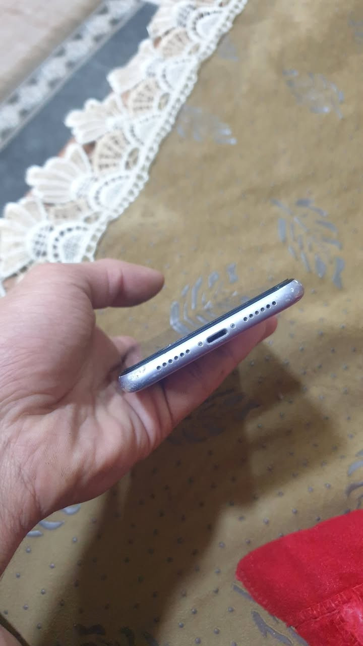 ايفون 11 عادي مبدل شاشه اصليه فيس ايدي شغال دبل سيم  ذاكره ٦٤ بطاريه ٧٥  السعر ١٨٠ وبي مجال  ***********
