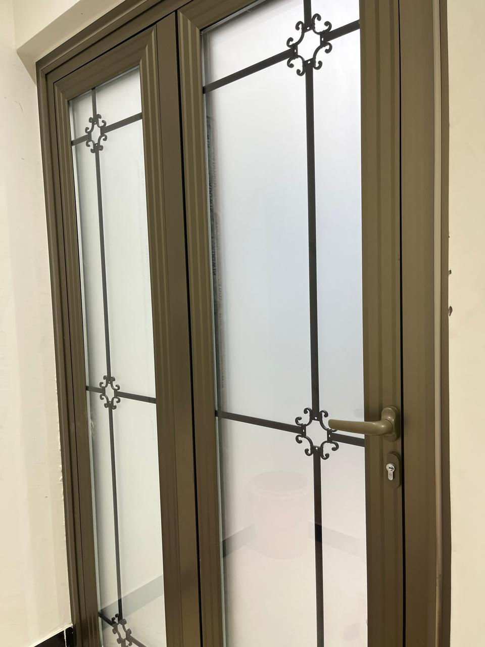 تريد عزل وهدوء للهول؟ أبواب "الرافدين" هي الاختيار الصح! 🚪🤫

من تنفيذ كادرنا المبدع، أبواب داخلية بمقطع G60 دبل جام مع نقشات CNC راقية:

❄️ عزل حراري وصوتي: بفضل الزجاج الدبل، حافظ على برودة الهول وهدوئه.

🛡️ قوة وتحمل: الألمنيوم ثقيل وما يتأثر بالاستخدام اليومي المتكرر.

🎨 أناقة: نقشة الـ CNC بالزجاج تنطي شكل مميز يختلف عن الأبواب العادية.

شغلنا مو بس باب.. شغلنا قطعة فنية ببيتك! 💪 📍 البصرة – الأمن الداخلي – شارع السوق. 📞 اتصل بنا: 0775 739 3226

#الرافدين_للألمنيوم_***********  
#أبواب_ألمنيوم_***********  
#البصرة  
#مقطع_G60  
#باب_ألمنيوم_تركي  
#شغل_راقي
