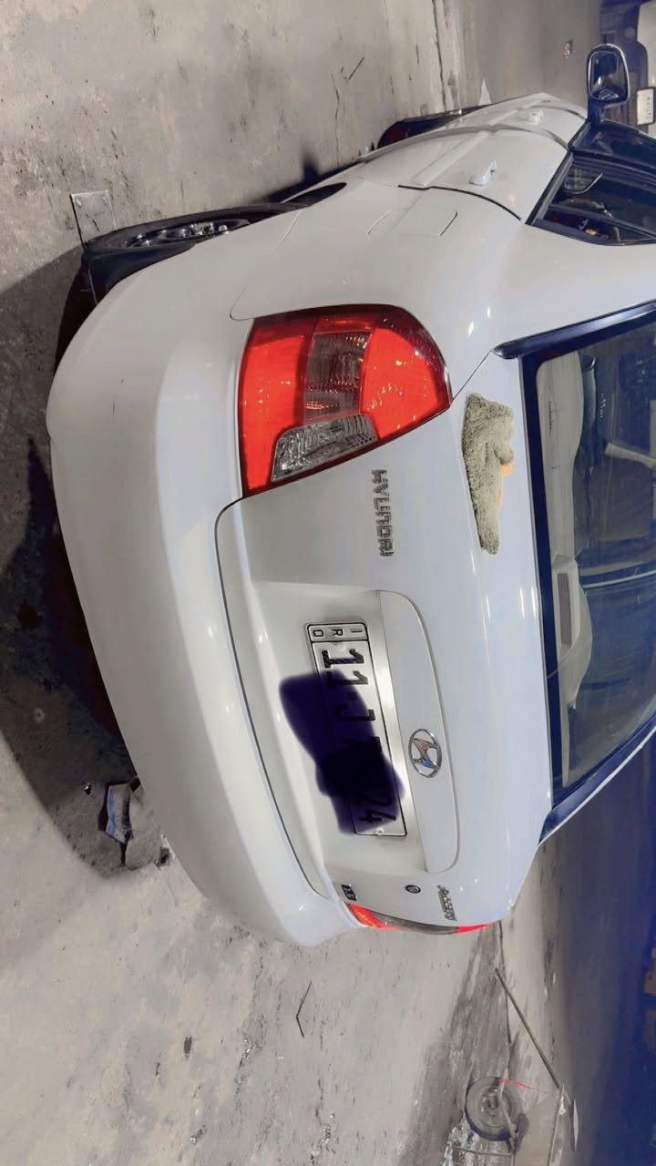 سلام عليكم
اكسنت ٢٠١١ خليجي 
محرك ١٦٠٠ 
قطرتين 
السياره سنتر لوك 
السياره مكفوله من الضربه والصبغ 
عدا الدعاميه الخلفيه 
بس بيها رصعات تصلح ع البارد
تخم تاير 
صدر جديد
داخل مدوشم 
كاعيات سفاري 
التبريد ثلج
الاضافات الي بيها 
اضافه منظومة لايت زينون 
اضافه منظومه غاز
٤٠ لتر
يعني كل ٤ ايام تفول ب 
٦٠٠٠ دينار
  اضافه مراوح اماميه للتبريد عدد ٢
المكينه مبدلها 
بس بيها تنقيص جد بسيط 
والجناي اكسنت يعرف شنو داحجي 
يعني اكلهن ينقصن بس نوعيه الدهن 
والسعر ١٠٦ وبيها مجال كلش بسيط 
***********
الدوره
