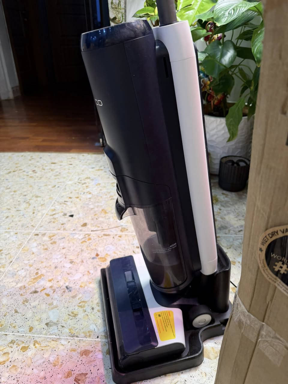 سلام عليكم 
متوفر مكنسة Tinco floor s5 مستخدم 

وداعاً للمكنسة والممسحة التقليدية! اختصرِ وقت التنظيف إلى النصف مع Tineco Floor One S5 ✨"
هل تعبتِ من كنس الأرضيات ثم مسحها في كل مرة؟ ومن عناء شطف الممسحة التقليدية وانتظار الأرض حتى تجف؟
إليكِ الحل الذكي والثوري: مكنسة وغسالة الأرضيات اللاسلكية الذكية Tineco Floor One S5 المتميزة بقدرتها العالية على شفط الغبار وغسل الأرضيات وإزالة البقع العنيدة والسوائل المنسكبة في خطوة واحدة!
⚡ أبرز ما يميزها:
 تقنية iLoop الذكية: مستشعر ذكي يكتشف درجة اتساخ الأرضيات تلقائياً (رطب أو جاف)، ويقوم بتعديل قوة الشفط وتدفق المياه فوراً للحصول على تنظيف مثالي.
 تنظيف وغسيل متزامن: تكنس وتغسل في نفس الوقت لتترك أرضيتك جافة ونظيفة تماماً خلال ثوانٍ وبدون خطوط ماء.
 نظام الخزانين المنفصلين: خزان للمياه النظيفة وخزان مستقل للمياه المتسخة، لضمان غسيل الأرضية دائماً بماء نظيف تماماً.
 خاصية التنظيف الذاتي بنقرة واحدة: عند الانتهاء، ضعِ المكنسة على قاعدة الشحن واضغطي على الزر لتنظيف فرشاة الرول والأنابيب داخلياً دون أن تتسخ يديكِ!
 تصميم مرن وحواف محسنة: تصل بسهولة إلى الزوايا والحواف الصعبة لضمان نظافة شاملة لكل زاوية في المنزل.
💡 اجعلِ تنظيف منزلك تجربة ذكية وممتعة


**إذا كنت صاحب هذا الإعلان وتريد حذفه لأي سبب، رجاءا أرسل رسالة إلى الدعم الفني**