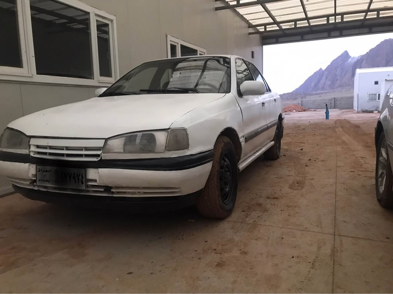 سەرەتا بەناوی خوا
***********
هۆندا مۆدێل ١٩٩٢ تۆماتیک مەکینە گڵانت مەرغووب
سەیارەکە تازە بۆیاخ کراوە لەسەر ساخی بۆ جوانی پێش و دوای هیچی پێوە نیە
گێر و مەکینەی هەر دووکی حەفتەیەک ئەبێ گۆریمە ئۆرووپی بە شەرتی ١٠٠ فیتەر هەڵمی دەمیشی بوو نەتەوێ
چوار تایە ی لۆک لۆکی بۆ بەستراوە لە سەتا سەت تایەکانی تازەن 
لایت و بگ لایت ئیشارەت و هۆرن و گرمی و فڵچەی تەنانەت گڵۆپی سەقفیشی ئیش ئەکا 
برگە کۆشن گاعی و تەنجیلی هەمووی حەفتەیەکە بۆی بەستراوە 
سەیارەی مەعرەز نیە و مەسرەفم تیا کردوە بۆ خۆم هاتوو چۆی رانیەو قەڵادزێ پێ ئەکەم بێ سەر ئێشەیە بەڵام پارەم پێویستە بۆیە ئەی فرۆشم
پێشی تازە داگیراوە و گرایین شەفتی هەردوو لا و بەنس و فلنجە و رەوت و بووشی نوێ بۆ بەستراوە 
وەرگەران برانەوە ئارم و غەرامەبەشەرت
لە کۆلا سەیارەکە زۆر خاوێنە ١٨ گەڵا و معاملەیەکی زۆر زۆر کەم
مشتەریت چاتم بۆ بکە بچووکیت ئەکەم
سەیارەکە لە نزیک پیرە مەگروونە السليمانية, العراق
