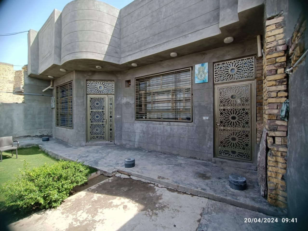 بيت سند 25 تحويل مباشر مساحه 250 طابق واحد غرفتين واستقبال وصاله صحيات خارجيه وداخليه خدمات مجاري كهرباء ماء مولده بناء حديث طابوق جمهوري سقف صب عنوان شارع 80 خلف بانزين خانه الاضواء فرع 6 للعلم شارع عرضه 12 متر رقم تلفون///سعر 130 بي مجال  *********** ///
