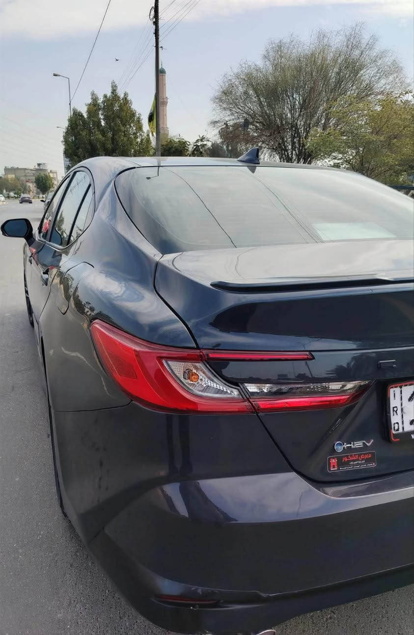 يالله
تويوتا كامري se   2025 ♻️
السيارة  مرقمه بغداد 

‏Toyota Camre   HEV 2025 ♻️هايبرد

لون السياره :سموك )مميز اللون الجديد 🩶

عداد المسافه 7000 mi زيرو 

بلد المنشأ : اليابان 🇯🇵 وارد امريكي 🇺🇸

سعة المحرك 2,5L هجين انسى شي اسمه صرف بانزين

مقاعد جلد ابيض اسود 

عدد 12 AIR BAG

شاحن موبايل اصلي (وايرلس)

رادارات جانبيه

شفتات ستيرن 

لد امامي ليلي ونهاري

لايت زينون LED + بك لايت LED

اشاره مرايه 

تبريد قطعتين 

ويل  كب حجم 17

مفتاح التشغيل بصمة + دخول ذكي +صندوك بصمه

شاشة + كاميرا دوارة اصلية

أوضاع القيادة  Drive Mode

حساسات ضغط اطارات

تبريد شاشة مناخين منفصلين 

قطعتين تبريد

هاند بريك كهرباء 

كروس سرعه

‏ Auto Hold  أوتو هولد 🚘

انظمه القياده :سبورت ،نورمال،eco

ضرر وسونار بالمنشور بدون ايرباك بدون حالوب بدون ملاحظات بس حادث 

السعر 22,600 وبيها مجال بسيط

الموقع بغداد حي الاعلام 

للاستفسار *********** بغداد, العراق
