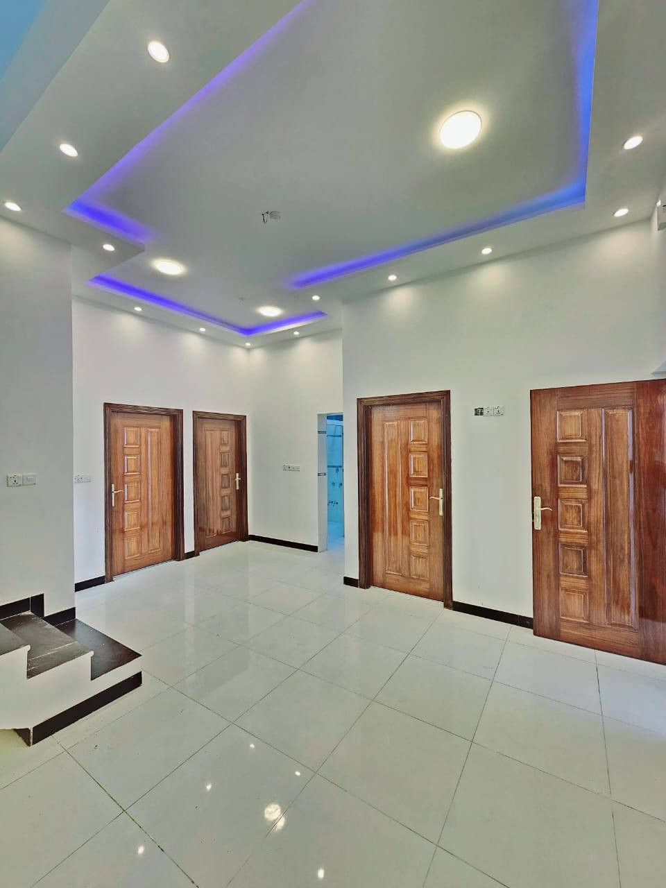 ✨ اللهم صلِّ على محمد وآل محمد ✨
🏡 بيت للبيع – جاهز للسكن
📐 المساحة: 150 م²
📄 الطابو: زراعي عراقي
🔹 مواصفات البيت:
غرفتين نوم
صالة
مطبخ
ديوانية
صحيات داخلية وخارجية
كراج سيارة
📦 البيت فارغ وجاهز للاستلام فورًا
⚙️ الخدمات المتوفرة:
شارع مبلّط
ماء
كهرباء
إنترنت
مولدة
📍 الموقع: البصرة / أبي الخصيب / السبيليات
قريب من الشارع الداخلي
📞 للاستفسار: *********** البصرة, العراق
