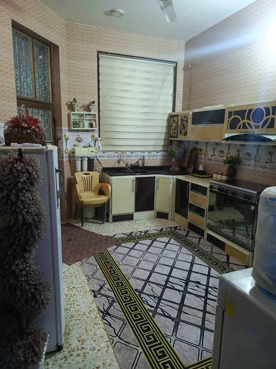 سلام عليكم
الدار للبيع 
مساحته / 207 
نزاله / 17او نص 
واجهه / 11او نص 
بناء كامل حديث طابق واحد 
استقبال - كليدور -مطبخ بارد - ومطبخ حار - 2 غرف نوم - مجمع صحيات داخليه  -وصحيات خارجيه 
وخدمات كامله 
عنوانه /كراغول شارع الخدمي فرع زين العابدين
الاستفسار على الرقم 
***********
