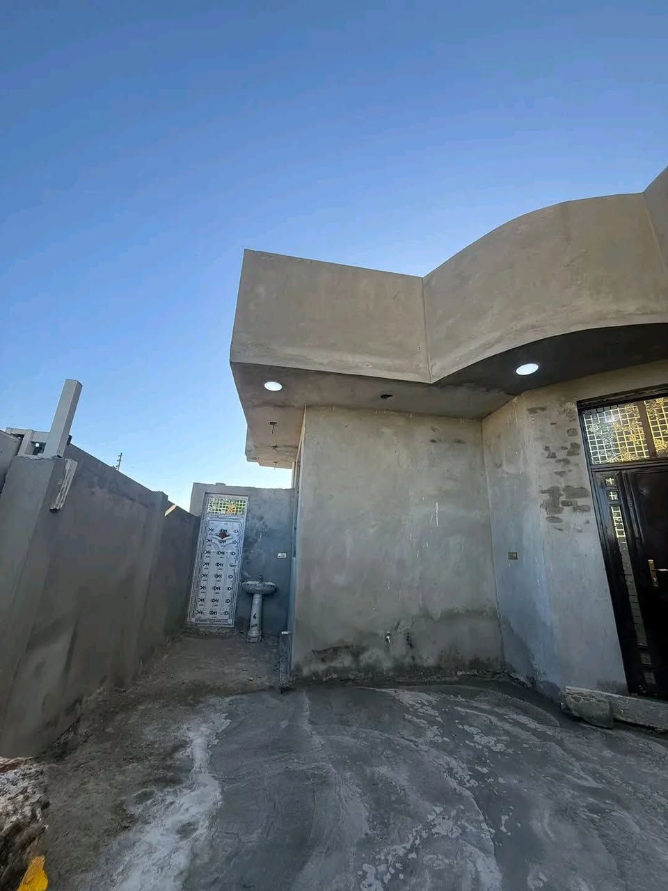 دار للأيجار  الدار غير مسكون سابقاً
المساحة :: 200 متر 

موقع الدار :: ابي غرق حي الحسين قرب مشروع الماء 

🚫طابق واحد :: صالة / هول / مطبخ / غرفة عدد 2 / كراج / صحيات داخليه وخارجيه / منور 

         ( نقص الدار أرضية فقط ) 
————————————————-
للاستفسار مراسلة الصفحه 
او الاتصال على الرقم 
 ***********
—————— 
  الواثق للعقار
