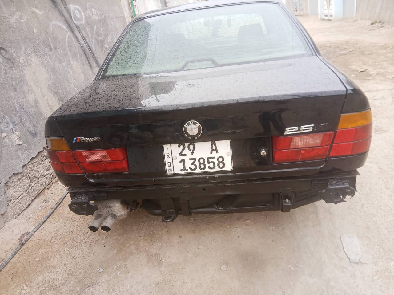 السلام عليكم  بي ام 520  92 محرك 525 مفتوح جديده وناعمه كير جديد توني شاده كهربائيات كلها شغاله زنون سورت سياره حلوه سعرها 38// ***********
