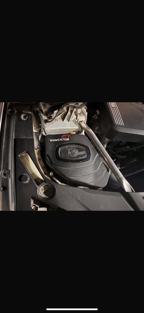 السلام عليكم للبيع bmw 530e  2022  ثلاثه انظمه للقياده هايبرد وبانزين وكهرباء
السيارة نظيفة جداً ماشية 20 كلم السياره مصروف عليها  مشدود عليها شوته رياضيه afe  وسبايدر كاربون فايبر  وكلش جديده خاليه من المسجات ضررها بسيط  موضح بالصور وبدون ايرباك ( ايرباكات السياره كلها سليمه وبلاديه ) وهاي بعض من مواصفاتها للسيارة
_ رادار امامي و تنبيه الخروج عن المسار مع تحذير الستيرن الهزاز 
_ مانع تصادم امامي وخلفي 
_ داتا شو head-up display 
_ حساسات 360 
_ نظام النقطه العمياء 
_ تدفئة كشنات 
_اناره داخليه متغيره LED
_ بردات  جانبيه وخلفيه
وبعد هوايه مواصفات غنيه عن التعريف السياره بأسمي تحويل مباشر
 السعر 35000$ مكلف بالنشر 
للاستفسار الاتصال على صاحب السياره 
***********
