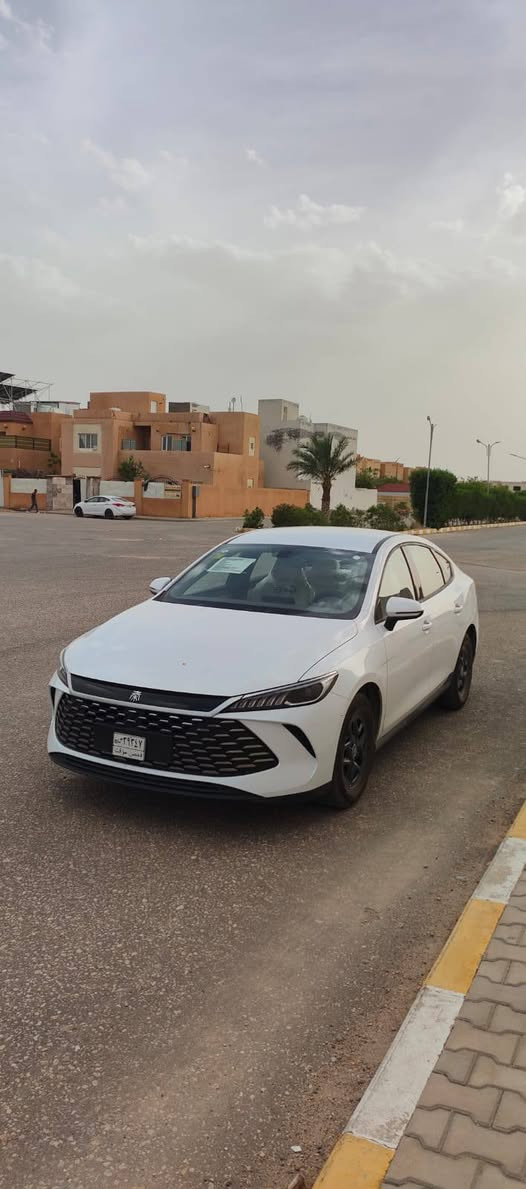 منظومة هجينة (Plug-in Hybrid): السيارة تمشي على الشحن الكهربائي والبنزين معاً.
اقتصادية كارثية بالوقود: خزان البنزين  يمشيك أكثر من 2100كم والبطارية بعد 55كم  (معدل الاستهلاك حوالي 26 كم باللتر الواحد).
البطارية الشهيرة (Blade Battery): من أقوى وأأمن بطاريات السيارات بالعالم (عمر افتراضي طويل وأمان عالٍ جداً).
المشية والراحة: عزم قوي جداً وتسارع ممتاز (177 حصان) مع ناقل حركة ناعم ومريح بالمدينة والمحافظات.
شاشة وسيطة ذكية 
شاشة عدادات رقمية واضحة.
كراسي 
 مريح جداً.
 بتصميم حديث ومميز.
تكييف مركزي (أوتوماتيكي مع فتحات خلفية للركاب).
حساسات خلفية وكاميرا وجناح خلفي مدمج.
تشغيل عن بُعد، وبصمة دخول وتشغيل 
ماشيه 3600 
سعرها 128 ورقه وبيها مجال للطيبين 
مكان النجف
***********
